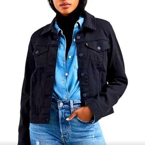 NWOT LEVI’S CLASSIC DENIM TRUCKER JACKET